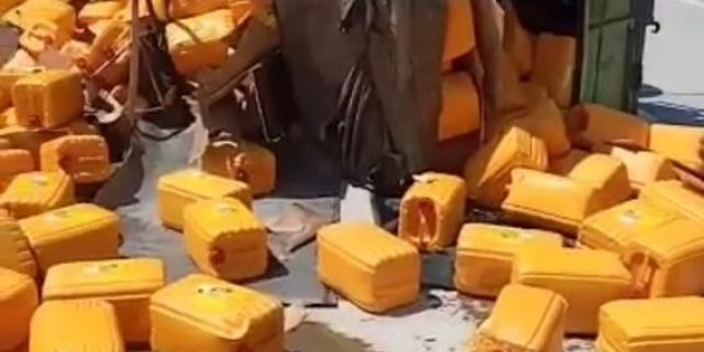 Ban Pecah, Truk Pengangkut Minyak Goreng Terguling di Jalan Tol Medan-Stabat