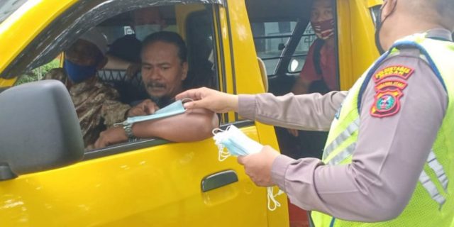 Unit Lantas Polsek Medan Baru Bagikan Masker Kepada Pengendara