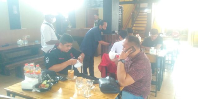 Cegah Penyebaran Virus Corona, FKWI Bagikan Masker Kepada Masyarakat