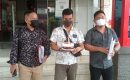 Kecewa Laporannya Mandek, Pengacara Bawa Kue Tar ke Poldasu