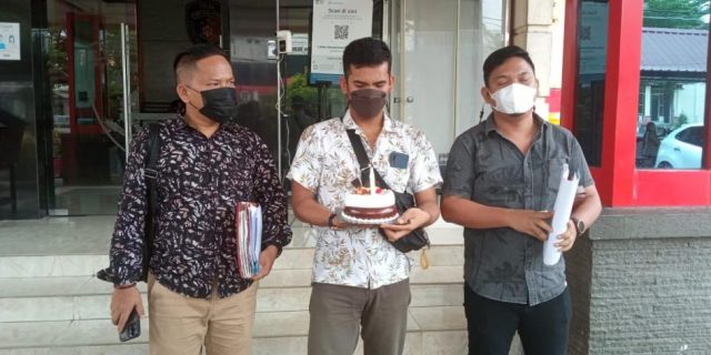Kecewa Laporannya Mandek, Pengacara Bawa Kue Tar ke Poldasu