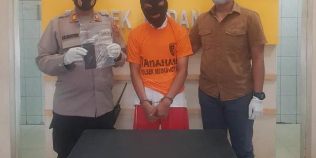 Pelaku Jambret Handphone Gagal Setelah Ditendang Warga