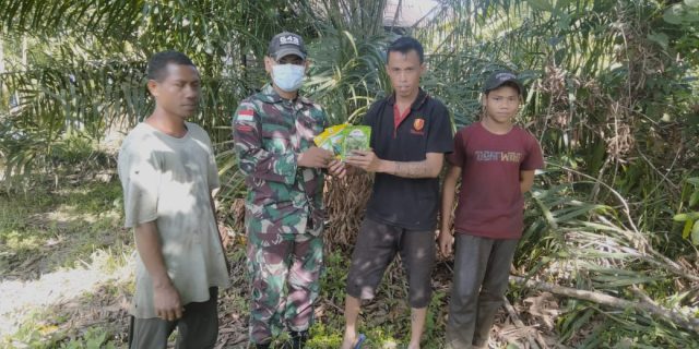 Satgas Pamtas Yonif Mekanis 643/Wns Berikan Bantuan Bibit Tanaman Kepada Warga Perbatasan