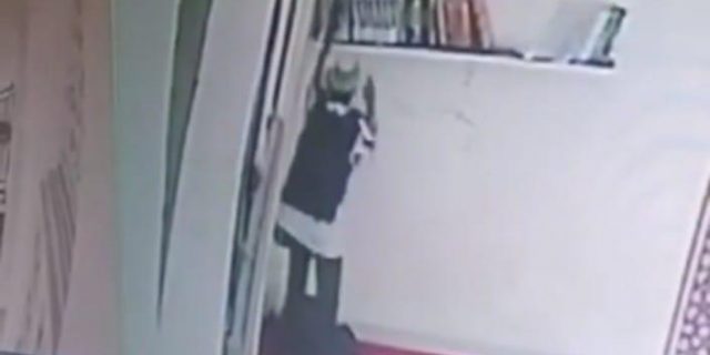 Modus Pura-pura Salat, Pria Ini Terekam CCTV Curi Al-Quran dan Uang Kotak Infaq