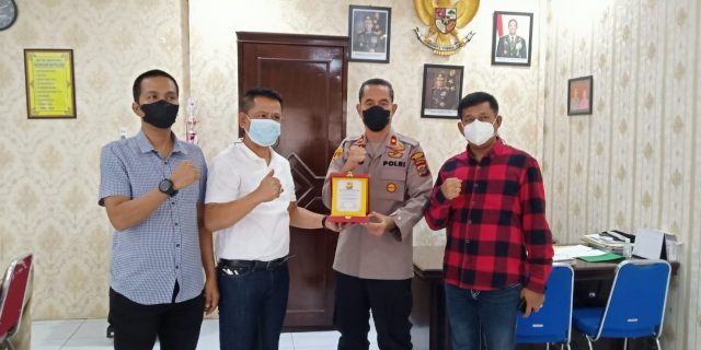 Capai Vaksinasi 70 Persen, Ketua Pewarta Berikan Penghargaan Kepada Kapolsek Deli Tua
