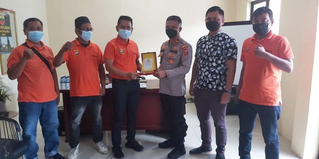 Capai Vaksinasi 70 Persen, Ketua Pewarta Beri Penghargaan Kepada Kapolsek Medan Baru