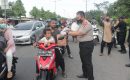 Serdik Sespimmen Polri Angkatan 62 Berbagi Takjil Kepada Masyarakat