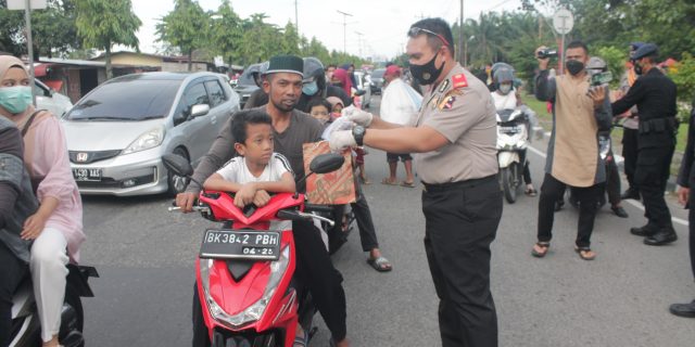Serdik Sespimmen Polri Angkatan 62 Berbagi Takjil Kepada Masyarakat