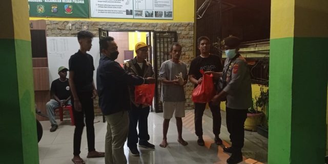 Polsek Medan Baru Bagikan Makan Sahur Kepada Korban Kebakaran Rumah