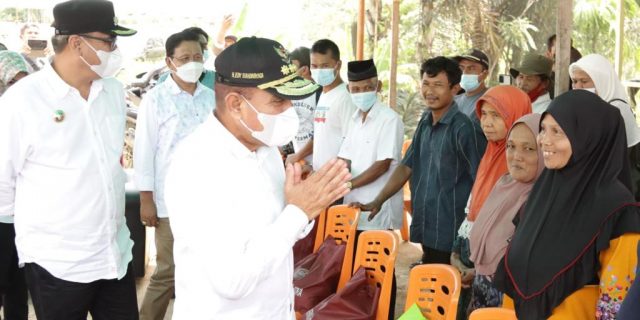 Gubsu Bagikan Paket Sembako Kepada Warga di Madina dan Palas