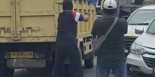 Viral, Oknum Polisi Letuskan Senpi Saat Penggerebekan