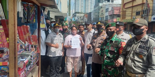 Jelang Hari Raya Idul Fitri, Polsek Medan Baru Bersama 3 Pilar Tertipkan Pedagang Kembang Api/Mercon