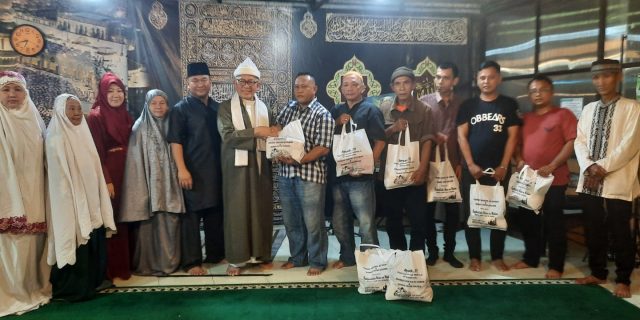 Kombes Andry Setiawan Bagikan Ratusan Paket Sembako Lebaran ke Pondok Tahfidz Assairun