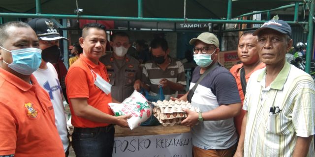 Ketua Pewarta Polrestabes Medan Berikan Bantuan Sembako Kepada Korban Kebakaran di Jalan Wahidin