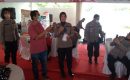 Polrestabes Medan Serahkan Doorprize Kepada 7 Warga di Sentral Vaksin Presisi