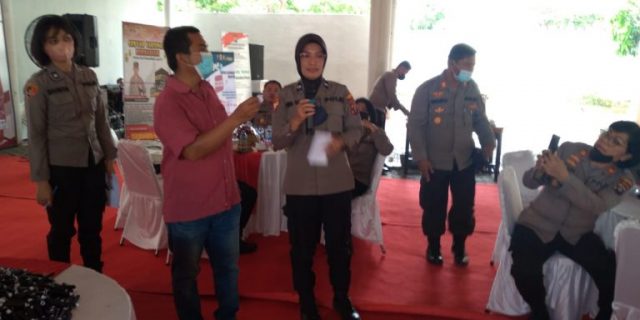 Polrestabes Medan Serahkan Doorprize Kepada 7 Warga di Sentral Vaksin Presisi Polrestabes Medan Serahkan Doorprize Kepada 7 Warga di Sentral Vaksin Presisi