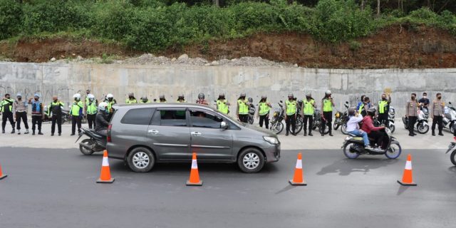 Tak Kenal Waktu, Personel Polrestabes Medan Masih Siaga di Jalur Wisata Medan-Berastagi