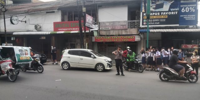 Antisipasi Kemacetan Lalu Lintas Depan Sekolah, Ini yang Dilakukan Kapolsek Medan Baru