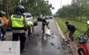Iptu Eko Sanjaya Bantu Pengendara Motor yang Terjatuh Bawa Ikan Lele