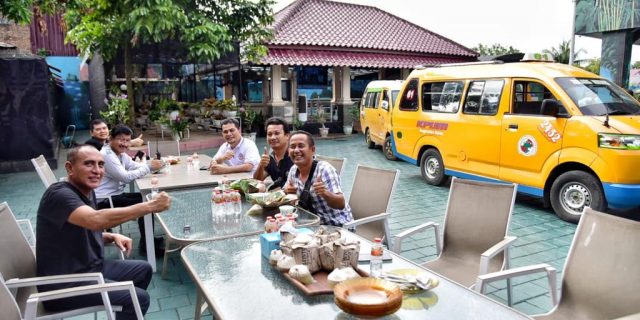 Gubernur Sumut Ajak Sopir Angkot Sarapan Bersama di Rumahnya