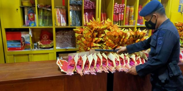 Brimob Polda Sumut Sterilisasi Vihara Saat Waisak
