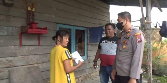 Kapolsek Sunggal Beri Tali Asih kepada Umat Buddha