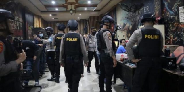 Beroperasi Hingga Dini Hari, Polisi Bubarkan Pengunjung Warnet di Medan