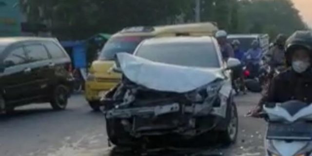 Mobil Honda HRV Terlibat Kecelakaan dengan Angkot Trayek 07