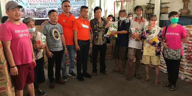 Yayasan ACC Bersama Pewarta dan Candi Buddha Bagikan Ratusan Paket Sembako Kepada Warga Kurang Mampu