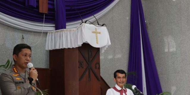 Kapolrestabes Ajak Jemaat Gereja HKBP Pabrik Tenun Jaga Kamtibmas di Kota Medan