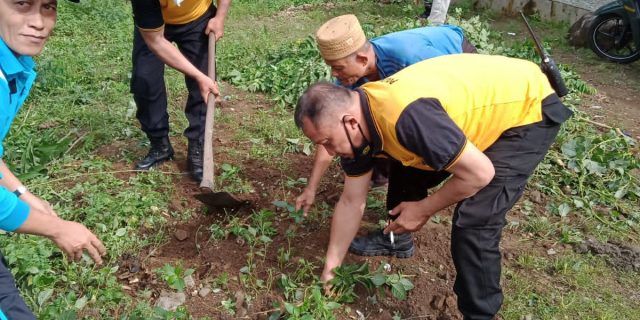 Sambut HUT ke-76 Bhayangkara, Polsek Medan Baru Gotong Royong di Kelurahan Sari Rejo
