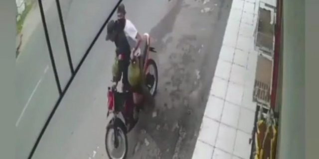 Viral, Pria Bertopi Curi Tabung Gas di Minimarket