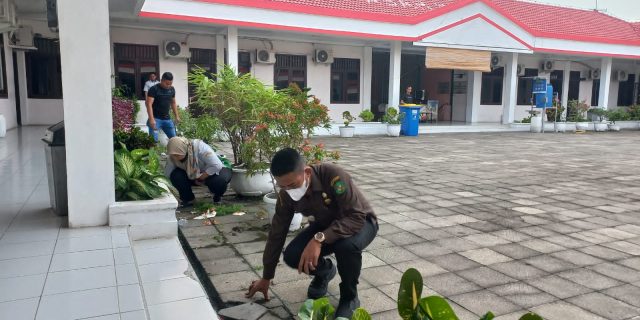 Sebelum Gelar Apel, Dirut dan Jajaran Gotong Royong di Kantor PUD Pasar
