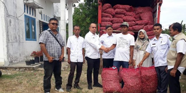 Dinas TPH Serahkan Bantuan Benih Bibit Bawang dan Pupuk Kompos