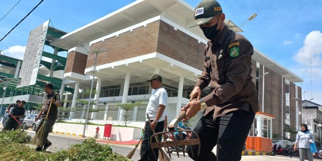 Ciptakan Pasar Bersih dan Nyaman, Pegawai PUD Pasar Gelar Gotong Royong Secara Berkala