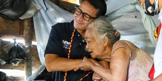 Sandiaga Perbaiki Rumah Wanita Tua Sebatang Kara di Nias Selatan