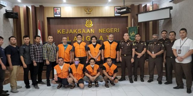 Polisi Serahkan 8 Tersangka Kasus Kerangkeng Bupati Langkat Nonaktif ke Jaksa