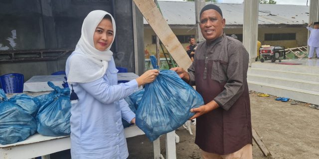 Jumat Barokah, Tokoh Pemudi Tanjungbalai Ratna Balqis Bagikan 300 Nasi Bungkus