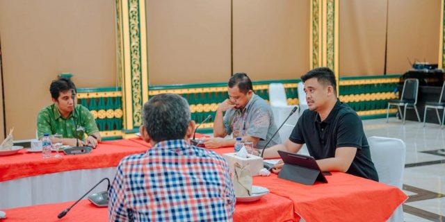 Hingga Malam Hari, Bobby Pimpin Rapat Penanganan Banjir Dengan BWSS II Sumatera