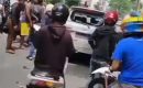 Viral, Diduga Tabrak Lari Mobil Dihancurkan Warga
