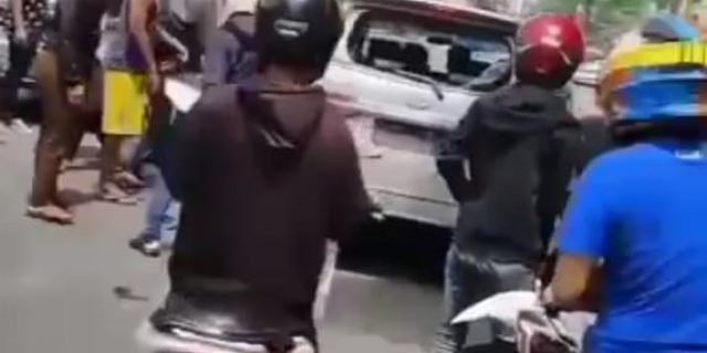 Viral, Diduga Tabrak Lari Mobil Dihancurkan Warga