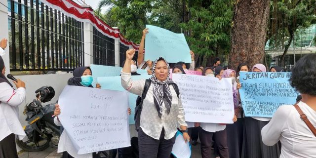 Puluhan Guru Honorer Unjuk Rasa di DPRD Medan