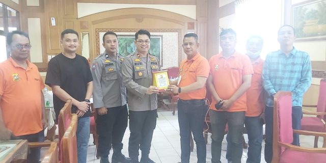 Capai Target Vaksinasi, Ketua Pewarta Berikan Penghargaan Kepada Kapolsek Medan Barat