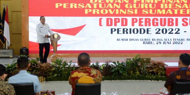 Para Guru Besar Diharapkan Terus Berperan Memecahkan Berbagai Permasalahan Masyarakat