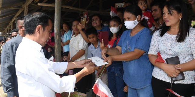 Presiden Jokowi Temui Pedagang di Pasar Alasa Nias Utara