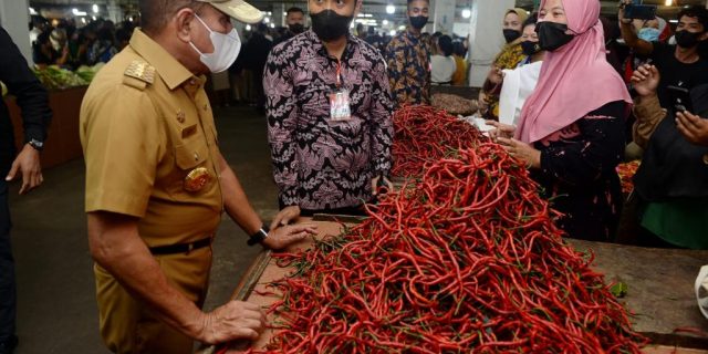 Dampingi Jokowi ke Pasar Petisah, Edy Rahmayadi Pastikan Harga Cabai Sudah Mulai Terkendali