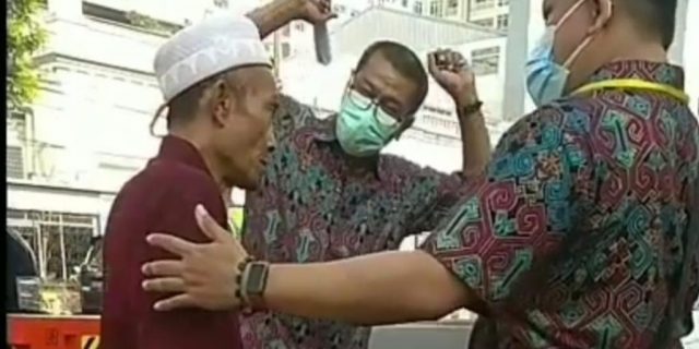 Viral, Pria Paruh Baya Dihadang Petugas saat Hendak Terobos Jalan yang Akan Dilalui Jokowi