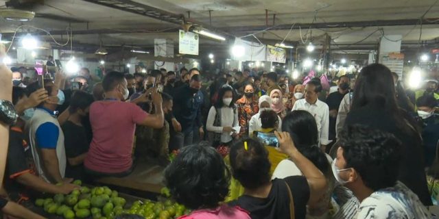 Jokowi Bagikan Bantuan ke Pedagang dan Masyarakat di Medan