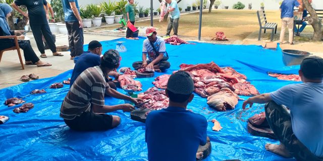 Muhammad Dahli Bagikan Daging Kurban ke Pendukung Setia Golkar dan Masyarakat