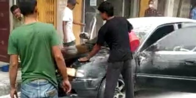 Usai Antar Anak Wisuda, Mobil Terbakar di Jalan